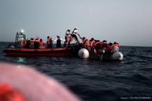 Des migrants secours par les équipes de l'ONG SOS Méditerannée, avant d'être embarqués sur le navire Aquarius, le 9 juin 2018