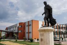Photo de la statue d'Alexandre III de Macédoine ("Alexandre le Grand") prise le 10 juin 2018 en face d'une école portant le même nom à Skopje