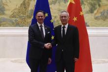 Le vice-Premier ministre chinois Liu He au côté du vice-président de la Commission européenne Jyrki Katainen à Pékin, le 25 juin 2018