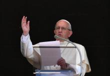 Le pape François s'adresse à des pèlerins place Saint-Pierre à Rome le 10 juin 2018