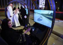 Une Palestinienne résidant en Arabie saoudite utilise un simulateur de conduite dans la capitale Ryad, le 21 juin 2018