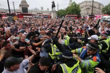 Heurts entre la police et des manifestants qui protestent contre l'incarcération de l'ex-militant d'extrême droite Tommy Robinson le 9 juin à Londres