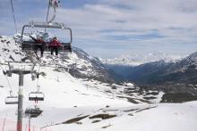 Des élèves d'une école de ski sur les pistes pour le premier jour de la saison de ski d'été, le 3 juin 2018 à Val d'Isère, en Savoie