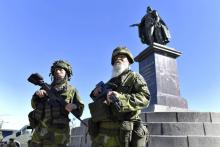 Deux réservistes montent la garde devant le palais de Stockholm le 6 juin 2018, jour de la fête nationale suédoise