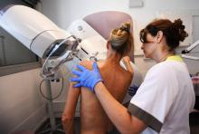Une patiente subit une mammographie le 9 octobre 2017 à l'institut Paoli-Calmettes, à Marseille