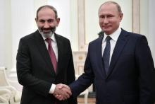 Le Premier ministre arménien Nikol Pachinian avec le président russe Vladimir Poutine, le 13 juin 2018 à Moscou