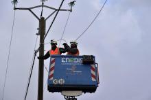 Des techniciens d'Enedis travaillent sur une ligne électrique le 5 février 2017 près de Begadan, dans le sud-ouest de la France