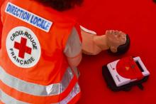 Un volontaire de la Croix-Rouge fait une démonstration avec un défibrillateur, le 9 juin 2018 à Bordeaux, pour le lancement des Journées nationales de la Croix-Rouge