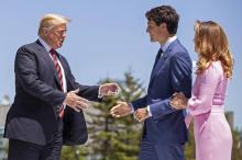 Le Premier ministre canadien Justin Trudeau et la première dame Sophie Grégoire Trudeau accueillent le président américain Donald Trump au sommet du G7 qui se tient à La Malbaie au Québec, le 8 juin 2