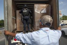 Un agent de police mexicain inspecte un camion à Reynosa, près de la frontière avec les Etats-Unis, le 6 avril 2018