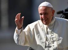 Le pape François salue la foule de fidèles place Saint-Pierre, le 20 juin 2018 au Vatican