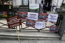 Des pancartes devant la mairie d'Islington, à Londres, après une cérémonie, le 19 juin 2018, en hommage aux victimes de l'attentat de Finsbury Park en juin 2017