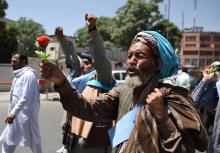 Un militant pour la paix afghan arrive à Kaboul le 18 juin 2018 avec d'autres manifestants qui ont parcouru l'Afghanistan pour demander la fin du conflit