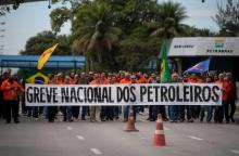 "Huelga nacional de los petroleros", se lee en este cartel enarbolado por trabajadores del sector en el primer día de su hulega nacional de 72 horas contra el alza de los precios del gas de cocina y d