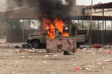 Un véhicule blindé en feu dans la région d'Al-Fazah, dans la province de Hodeida, où les forces gouvernementales mènent une offensive pour reprendre aux rebelles la ville portuaire éponyme, le 16 juin