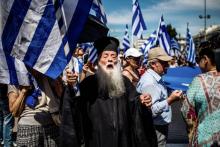 Un pope orthodoxe participe à une manifestation à Athènes contre l'accord conclu avec Skopje pour le partage du nom de Macédoine, le 15 juin 2018
