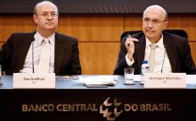 El presidente del Banco Central de Brasil (BCB), Ilan Goldfajn y el ministro de Hacienda, Henrique Meirelles (D), el 28 de febrero de 2018 en la sede del BCB en Brasilia