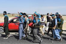 Des Afghans participent à une marche pour la paix, le 8 juin 2018 entre la province du Helmand et Kaboul