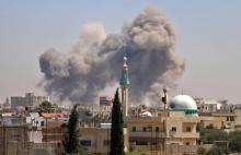 De la fumée s'élève au-dessus de la ville de Nawa, contrôlée par les rebelles syriens, après un bombardement aérien sur ce secteur de la province de Deraa (sud), le 27 juin 2018