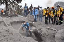 Des habitants et des membres d'un équipe de secours (d) recherhent des victimes du Volcan de Feu, le 10 juin 2018 à San Miguel Los Lotes, au Guatemala