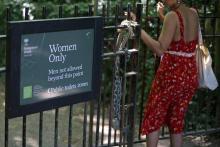 Panneau "Femmes uniquement" à l'entrée du parc londonien de Hampstead Heath, le 27 juin 2018