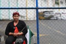 Maria Magdalena Zaldana fait un grève de la faim enchaînée à la grille de la prison "El Chipote" à Managua, pour demander la libération de son fils Wilder Garcia, le 16 juin 2018