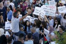 Des Palestiniens manifestent à Ramallah en Cisjordanie occupée le 23 juin 2018 réclamant la levée des sanctions imposées par l'Autorité palestinienne contre la bande de Gaza