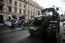 Un fermer en tracteur lors d'une manifestation antigouvernementale à Bratislava, le 22 juin 2018