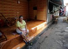 Au principal marché de Managua, une commerçante monte la garde devant sa boutique vide, de crainte de pillages