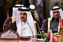 L'émir du Qatar Cheikh Tamin ben Hamad al-Thani (g) et le ministre qatari des Affaires étrangères cheikh Mohammed ben Abderrahmane Al-Thani (d), lors du Conseil de Coopération du Golfe, le 5 décembre 