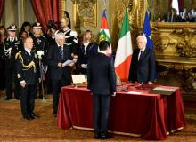 Le nouveau premier ministre italien Giuseppe Conte et le président Sergio Mattarella, signant la liste du gouvernement, le 31 mai 2018 à Rome