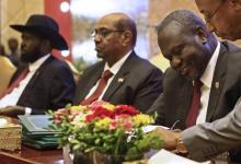 De gauche à droite, le chef d'opposition sud-soudanais Riek Machar, le président ougandais Yoweri Museveni, le président soudanais Omar el-Béchir, et le chef d'Etat du Soudan du Sud Salva Kiir, à Khar
