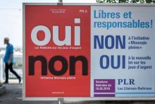 Des affiches pour et contre la loi sur les jeux d'argent, le 19 mai 2018 à Neuchâtel, qui sera soumise au vote des Suisses en juin