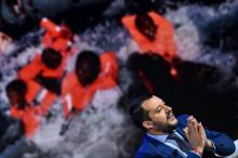Le ministre italien de l'Intérieur Matteo Salvini parle lors d'une émission télévisée lors de laquelle est diffusée une photo de migrants secourus, à Rome, le 20 juin 2018
