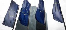 Des drapeaux européens flottent devant le siège de la BCE à Francfort le 1er juin 2018
