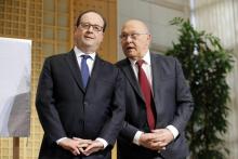 L'ex-président Francois Hollande et son ministre des Finances Michel Sapin en mars 2017