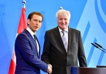 Le chancelier conservateur autrichien Sebastian Kurz, au côté du ministre allemand de l'Intérieur Horst Seehofer, a annoncé "un axe des volontaires dans la lutte contre l'immigration illégale" avec Ro