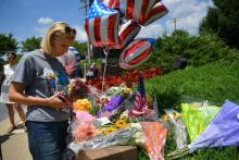 Christine Feldmann, qui connaît plusieurs victimes de la fusillade contre le journal local Capital Gazette, se recueille devant un mémorial installé près des locaux du quotidien, le 29 juin 2018 à Ann
