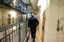 Un surveillant dans les couloirs de Fresnes en janvier 2018