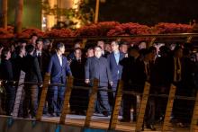 Le dirigeant nord-coréen Kim Jong-Un (C) à son arrivée au Marina Bay Sands Hotel à Singapour le 11 juin 2018 arrives for a tour of the Marina Bay Sands Sky Park at the Marina Bay Sands Hotel in Singap