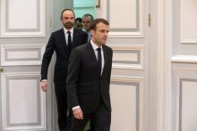 La cote de confiance d'Emmanuel Macron et d'Edouard Philippe (ici à Paris le 23 mars 2018) est quasiment stable