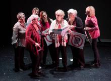 Brigitte Petit et ses six anciennes collègues en septembre 2016 dans la pièce "On n'est pas que des valises"