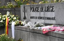 Des fleurs déposées le 30 mai 2018 devant le centre de la police à Liège (Belgique) en hommage aux victimes de l'attentat dans lequel deux policières et un étudiant ont été tués la veille