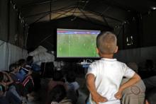 Des déplacés syriens regardent une rencontre du Mondial-2018 de football, le 17 juin dans la province de Raqa