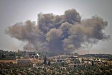 Des nuages de fumée s'élèvent de secteurs rebelles de la ville de de Deraa, dans le sud syrien, lors de frappes aériennes du régime, le 28 juin 2018