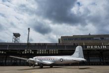 Un vieux Douglas C-54 sur le tarmac de l'ancien aéroport de Tempelhof, le 25 juin 2018 à Berlin