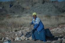 Clara Maitse, 77 ans, ancienne mineure illégale, pioche la terre rocailleuse le 5 juin 2018 à Kimberley, en Afrique du Sud