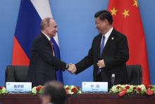 Les présidents russe et chinois, Vladimir Poutine et Xi Jinping se serrent la main lors du sommet de l'OCS à Qingdao le 10 juin 2018.