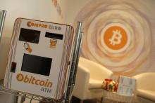 Un distributeur de bitcoins, à Rovereto, en Italie, le 11 décembre 2017