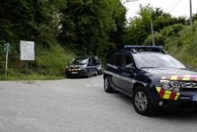 Des véhicules de gendarmerie près du domicile des parents de Nordahl Lelandais, le 6 juin 2018 à Domessin, en Savoie